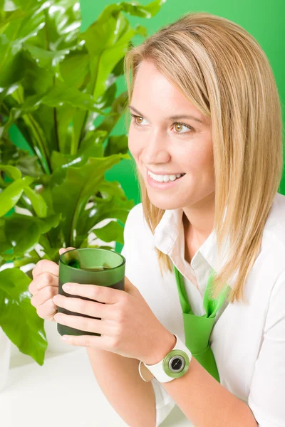 Verde oficina de negocios mujer sonriendo plantas — Foto de Stock