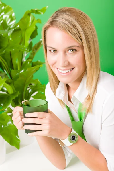 Зеленый офис женщина улыбается растений — стоковое фото