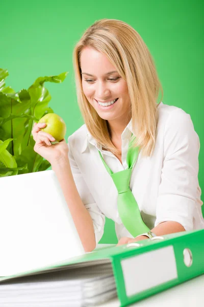 Vert bureau femme souriant tenir pomme plante — Photo