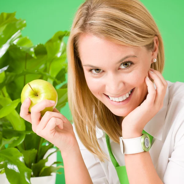 Zelený obchodní kancelář žena s úsměvem drží jablko — Stock fotografie
