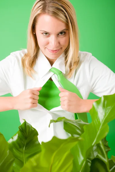 Superhrdina podnikatelka jistý tvář zelených rostlin — Stock fotografie