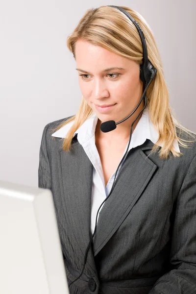 Müşteri Servisi kadın arama işleç telefon kulaklık — Stok fotoğraf