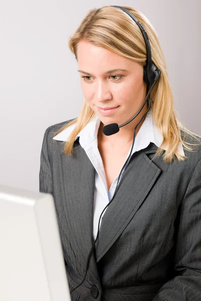 Atendimento ao cliente mulher chamada operador fone de ouvido — Fotografia de Stock