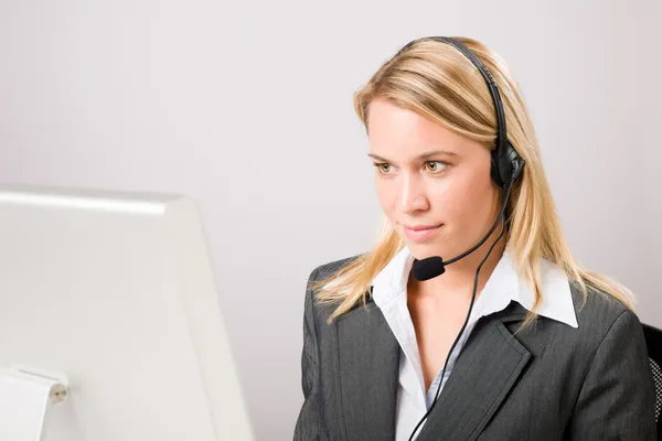 Servicio al cliente mujer operador de llamadas auriculares telefónicos — Foto de Stock