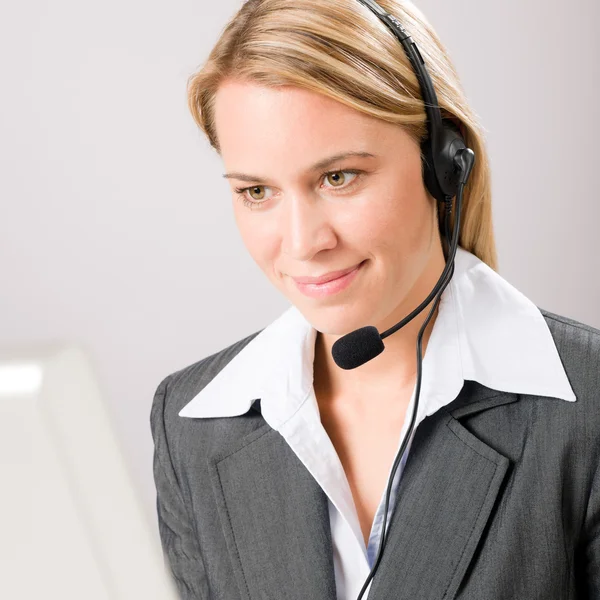 Servicio al cliente mujer operador de llamadas auriculares telefónicos — Foto de Stock