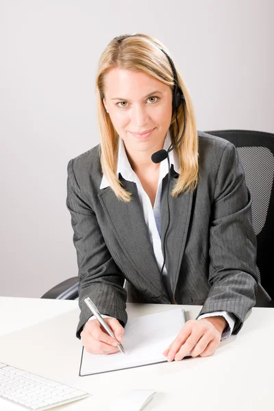 顧客サービスの女性コール オペレーター携帯電話ヘッドセット — ストック写真
