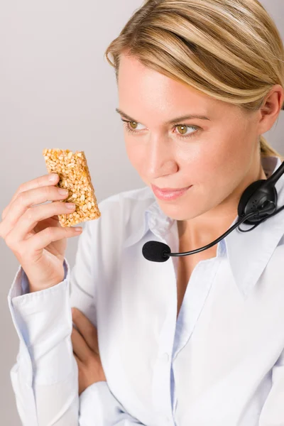 Ügyfél szolgáltatás nő üzemeltető van break snack — Stock Fotó