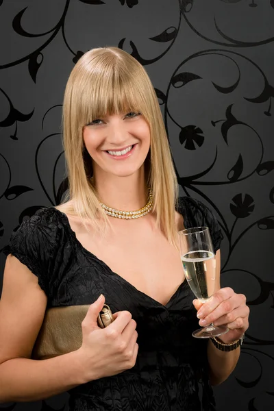 Glamoureuze blonde vrouw partij jurk drinken champagne — Stockfoto