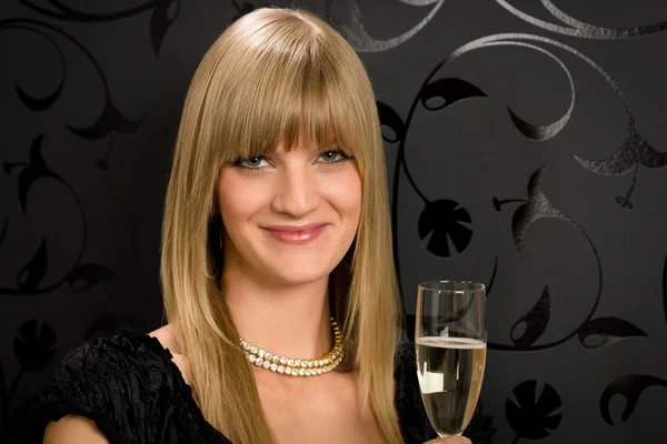 Elbűvölő, szőke nő fél ruha ital pezsgő — Stock Fotó