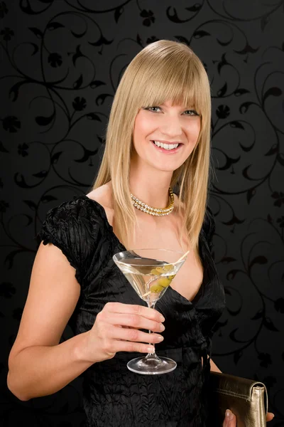 Robe de soirée femme tenir verre à cocktail — Photo