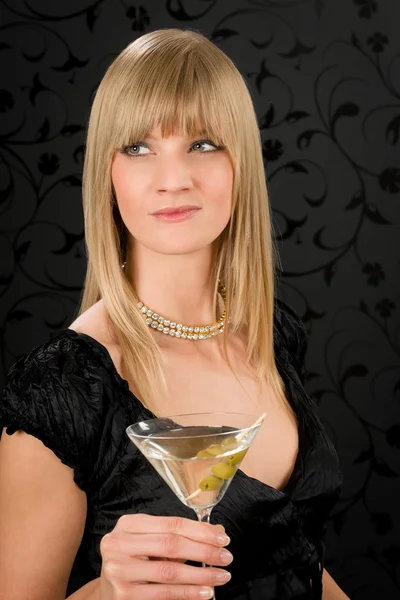 Γυναίκα φόρεμα κόμμα κρατήστε πατημένο ποτήρι κοκτέιλ — Φωτογραφία Αρχείου
