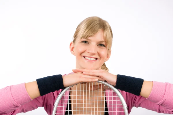 Tenis oyuncusu kadın genç gülümseyen yaslanarak raketi — Stok fotoğraf