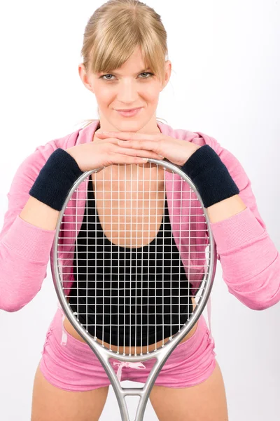 Теннисистка молодая улыбающаяся, склоняющаяся к ракетке — стоковое фото
