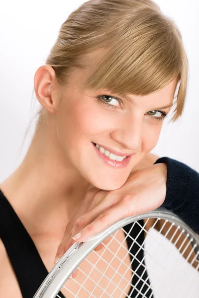 Jogador de tênis mulher jovem sorrindo encostado raquete — Fotografia de Stock
