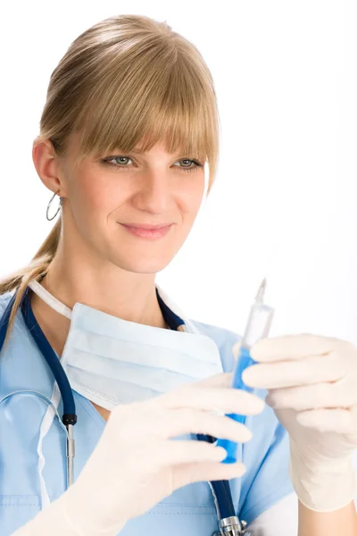 Jovem enfermeira médica médico fêmea segurar injeção — Fotografia de Stock