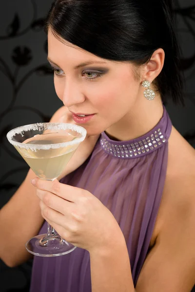 Mulher festa vestido bebida coquetel vidro — Fotografia de Stock