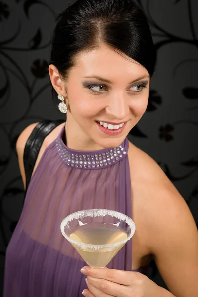 Vrouw partij jurk houden cocktailglas — Stockfoto