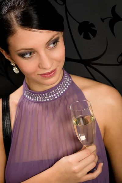 Mujer vestido de fiesta beber copa de champán — Foto de Stock