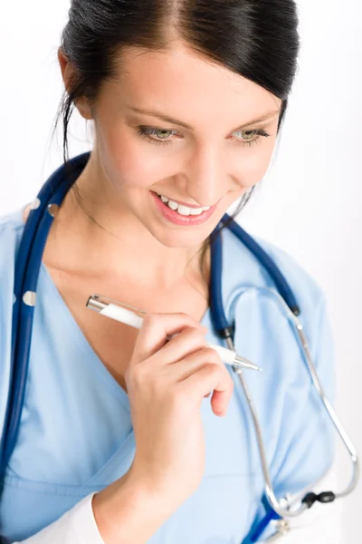 Donna medico giovane infermiera medica sorridente — Foto Stock