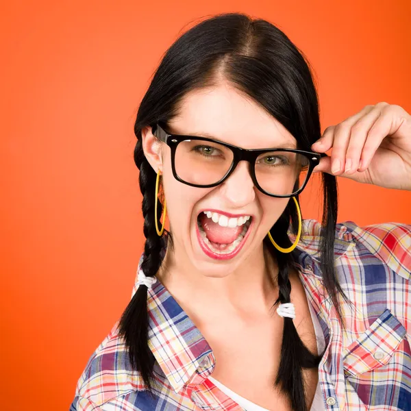 Menina louca usar óculos nerd gritando — Fotografia de Stock
