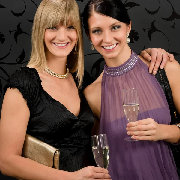 Kadın arkadaş parti elbise tutun şampanya kadehi — Stok fotoğraf