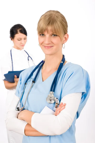笑みを浮かべて医療チーム医者若い看護婦さん女性 — ストック写真