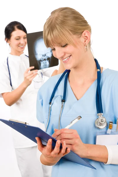 Equipo médico médico enfermera joven mujer sonriendo — Foto de Stock