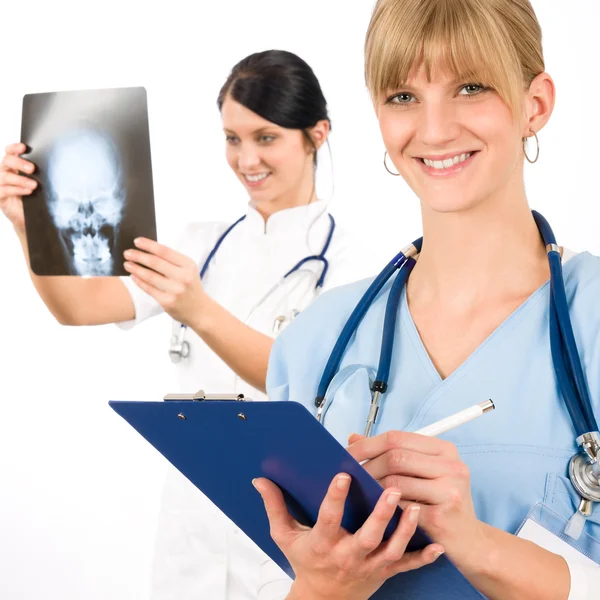 Ιατρική ομάδα γιατρός νεαρή νοσοκόμα θηλυκό χαμογελώντας — Φωτογραφία Αρχείου