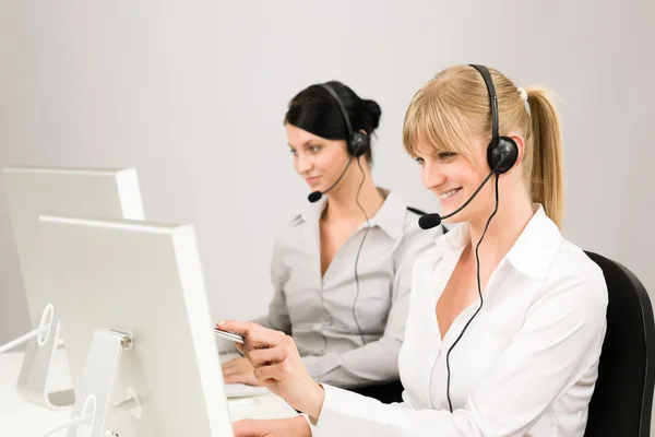 顧客サービスの女性コール センター電話ヘッドセット — ストック写真