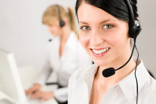 Atención al cliente mujer centro de llamadas auriculares telefónicos — Foto de Stock
