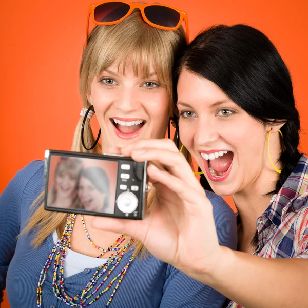 Duas jovens amigas tirando fotos sorrindo — Fotografia de Stock