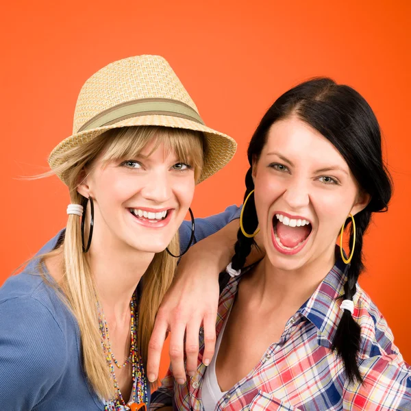 Dwie kobiety przyjaciół młodych szalonych uśmiech — Zdjęcie stockowe