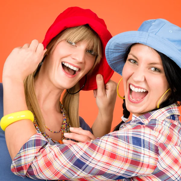 Dva mladí přátelé žena vtipné oblečení — Stock fotografie