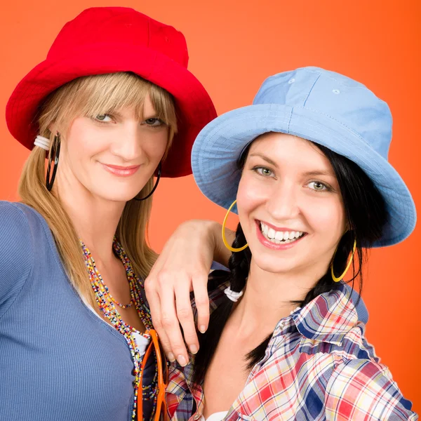 Dwaj młodzi przyjaciele kobieta zabawny strój — Zdjęcie stockowe