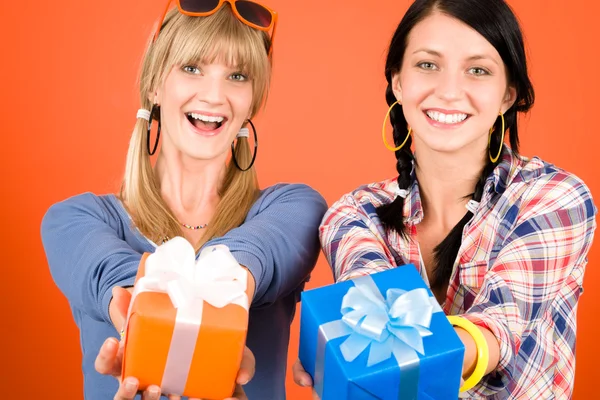 Two young woman friends hold party presents — Stock Photo, Image