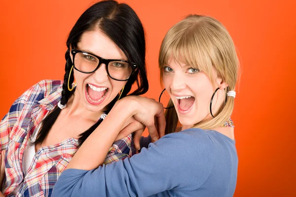 Duas mulheres amigas jovens se divertir louco — Fotografia de Stock