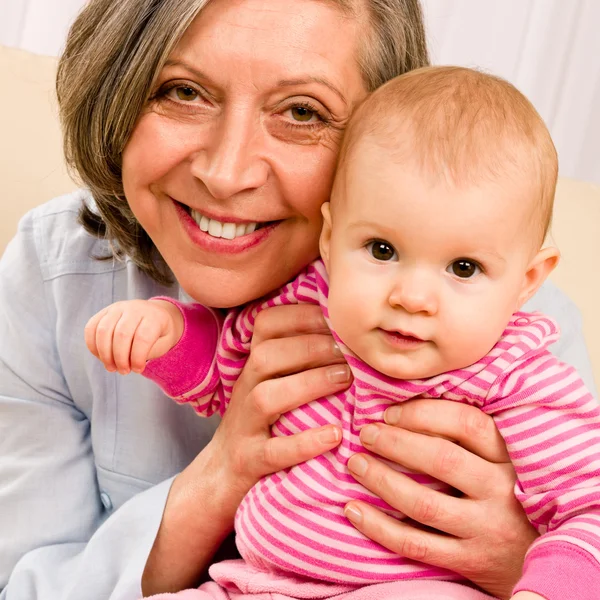 Grootmoeder houden babymeisje glimlachen — Stockfoto