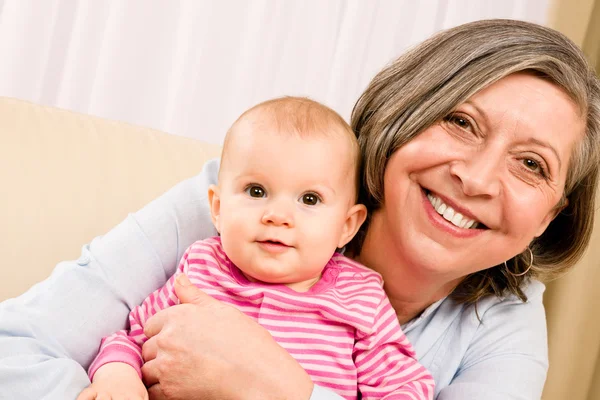 Mormor hålla lilla flicka leende — Stockfoto