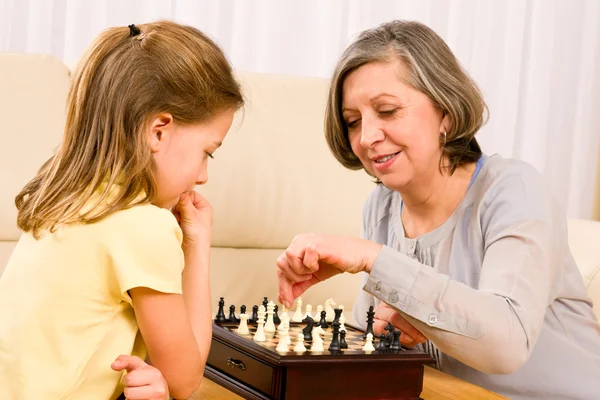 Abuela y nieta juegan al ajedrez juntas —  Fotos de Stock