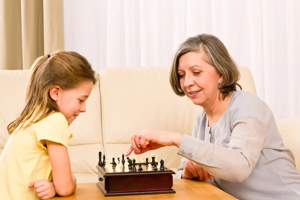 Avó e neta jogam xadrez juntos — Fotografia de Stock
