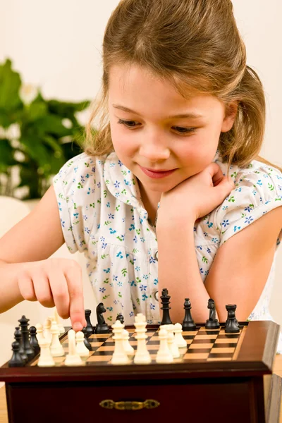 Ung flicka spela schack söt leende — Stockfoto