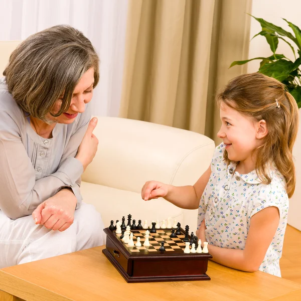 Großmutter und Enkelin spielen gemeinsam Schach — Stockfoto