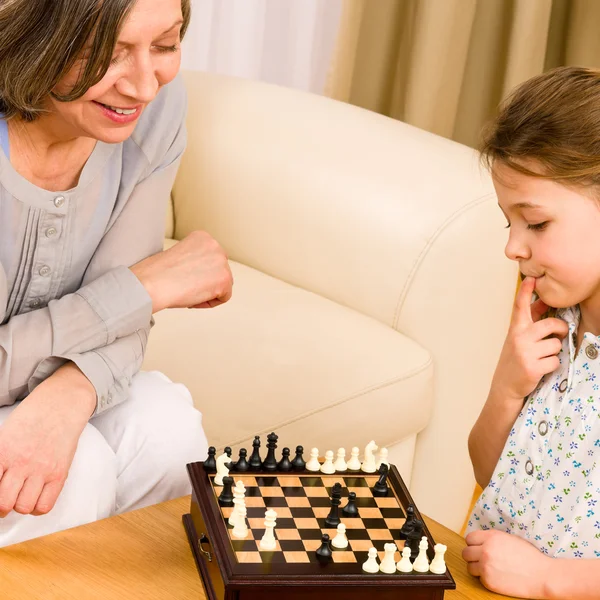Großmutter und Enkelin spielen gemeinsam Schach — Stockfoto