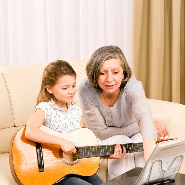 Giovane ragazza cantare suonare la chitarra alla nonna — Foto Stock