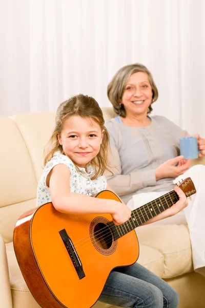 Chica joven cantar guitarra a la abuela —  Fotos de Stock