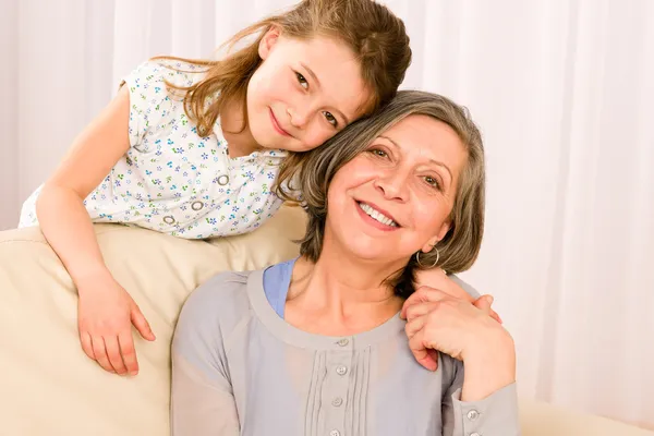 年轻的女孩微笑的祖母一起放松 — Stockfoto