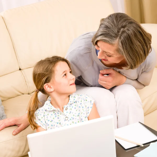 Nonna con nipote utilizzare il computer — Foto Stock