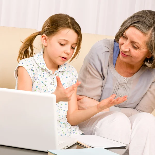 Бабушка и молодая девушка с ноутбуком учат считать — стоковое фото