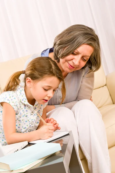 La nonna aiuta la nipote a fare i compiti — Foto Stock