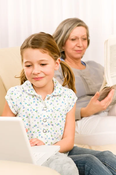 Νεαρό κορίτσι χρησιμοποιώντας φορητό υπολογιστή γιαγιά χαλαρώσετε — Φωτογραφία Αρχείου